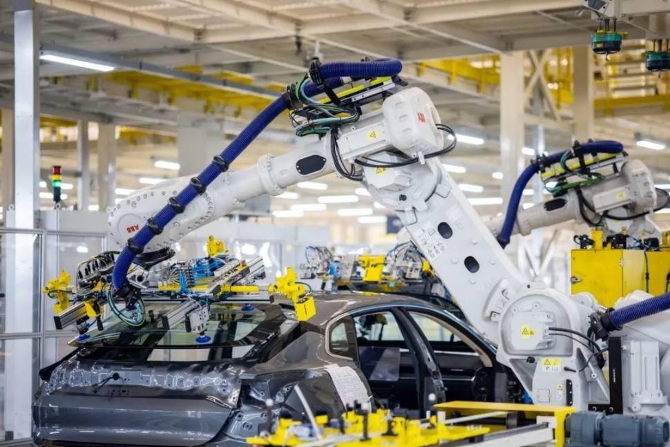 極氪001閃電交付，首個(gè)完整月交付量突破2000臺(tái)，智能電動(dòng)市場迎來強(qiáng)勁新秀